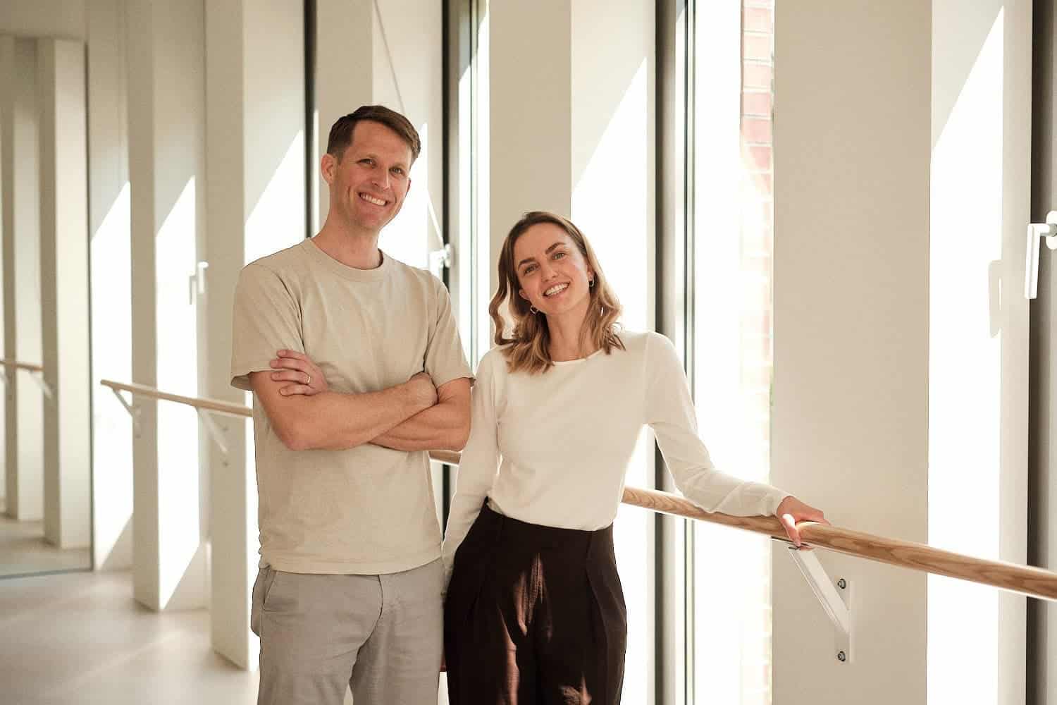 Gruenderin Manuela und Jan nebeneinander lachend